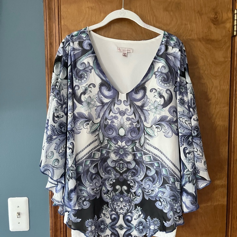 Chic Women's Blouse with Intricate Blue and White Pattern - Picture 3 of 4